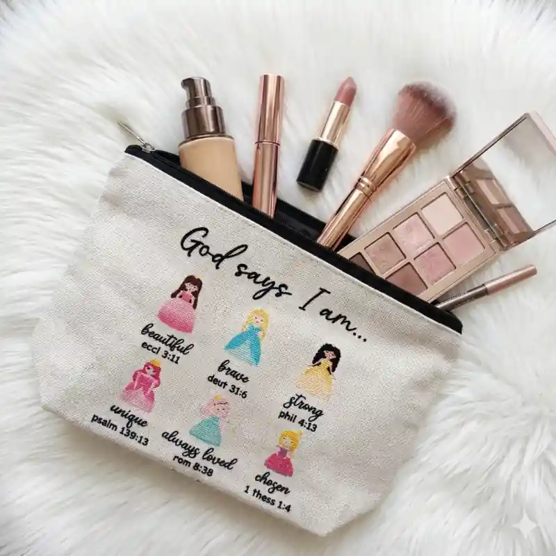 Pochette God Says I Am Beige con Principesse e zip | Beauty Case con Messaggio Cristiano, sereno e ispirazionale - immagine 2