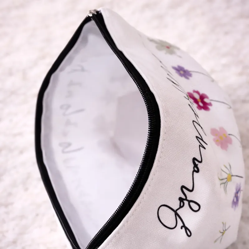 Pochette God Says You Are con fiori e Zip | Beauty Case con Messaggio Cristiano parole ispirazionali, fiori colorati e riferimenti biblici - immagine 3