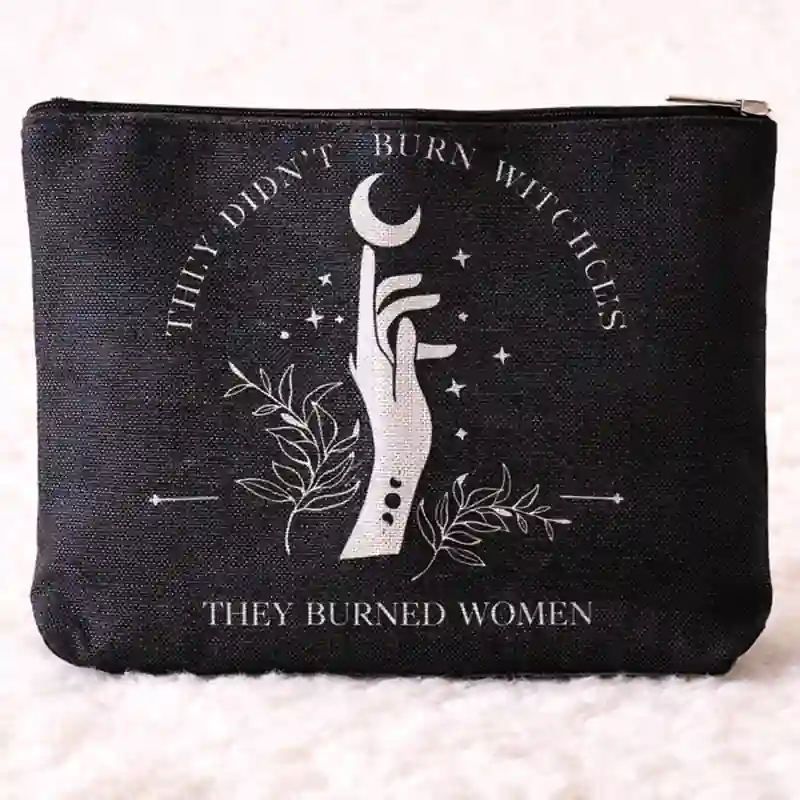 Pochette Mystical Witches Nera con Zip | Beauty Case con Grafica Esoterica | Tema dark, streghe, esotrismo - immagine 3