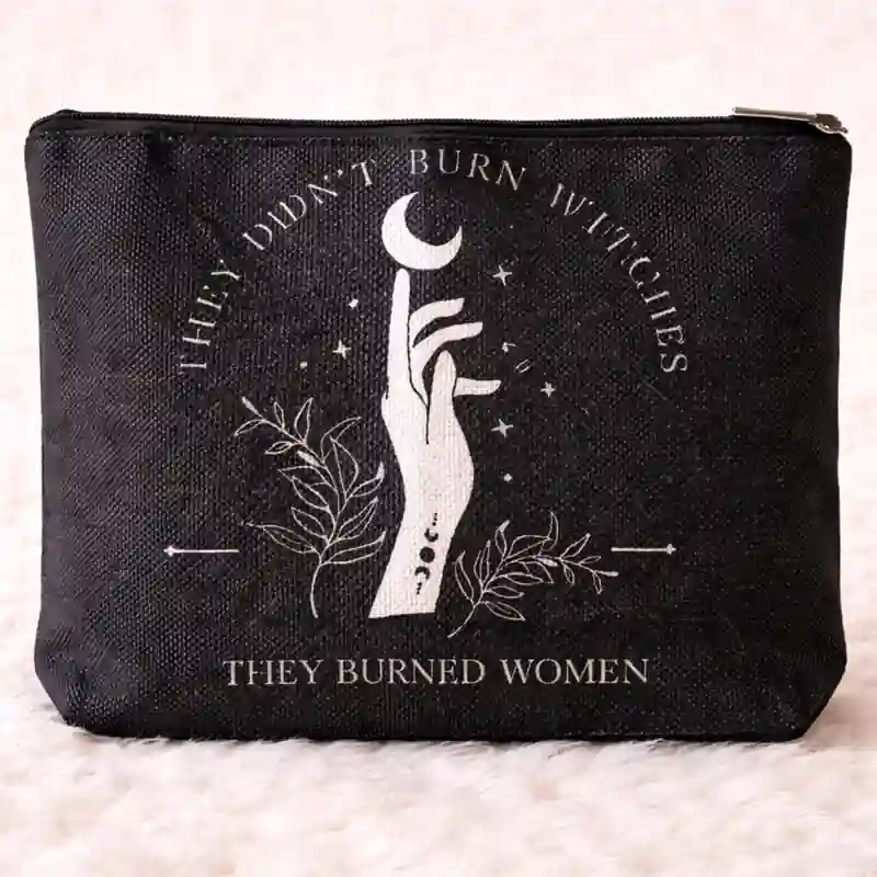 Pochette Mystical Witches Nera con Zip | Beauty Case con Grafica Esoterica | Tema dark, streghe, esotrismo