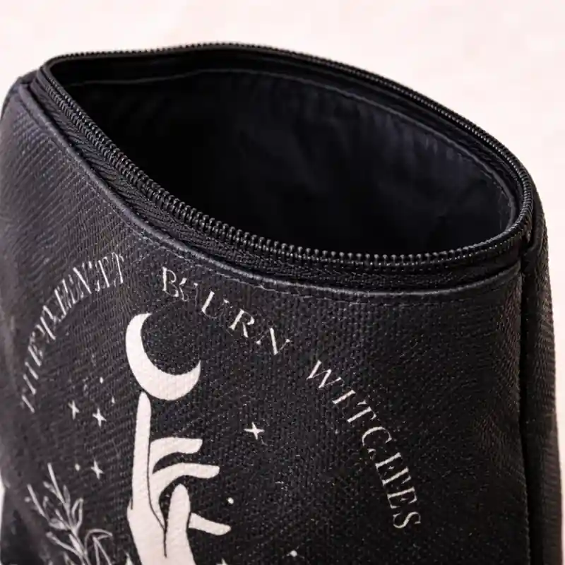 Pochette Mystical Witches Nera con Zip | Beauty Case con Grafica Esoterica | Tema dark, streghe, esotrismo - immagine 2